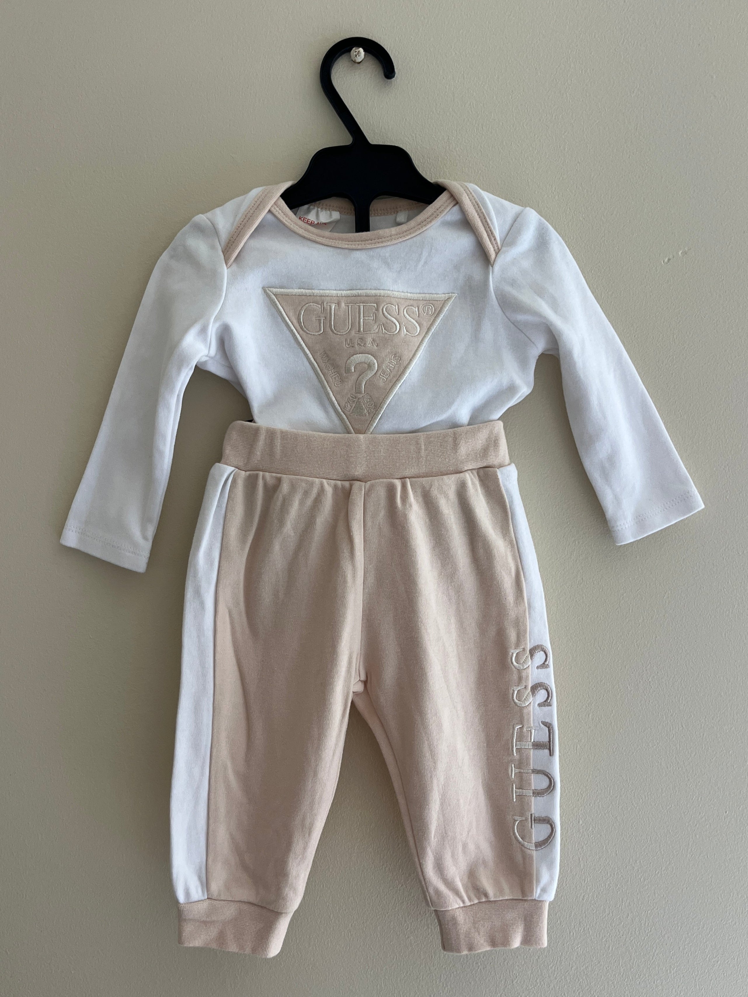 GUESS TRAININGSPAK SET ROMPER MET BROEK EN VEST