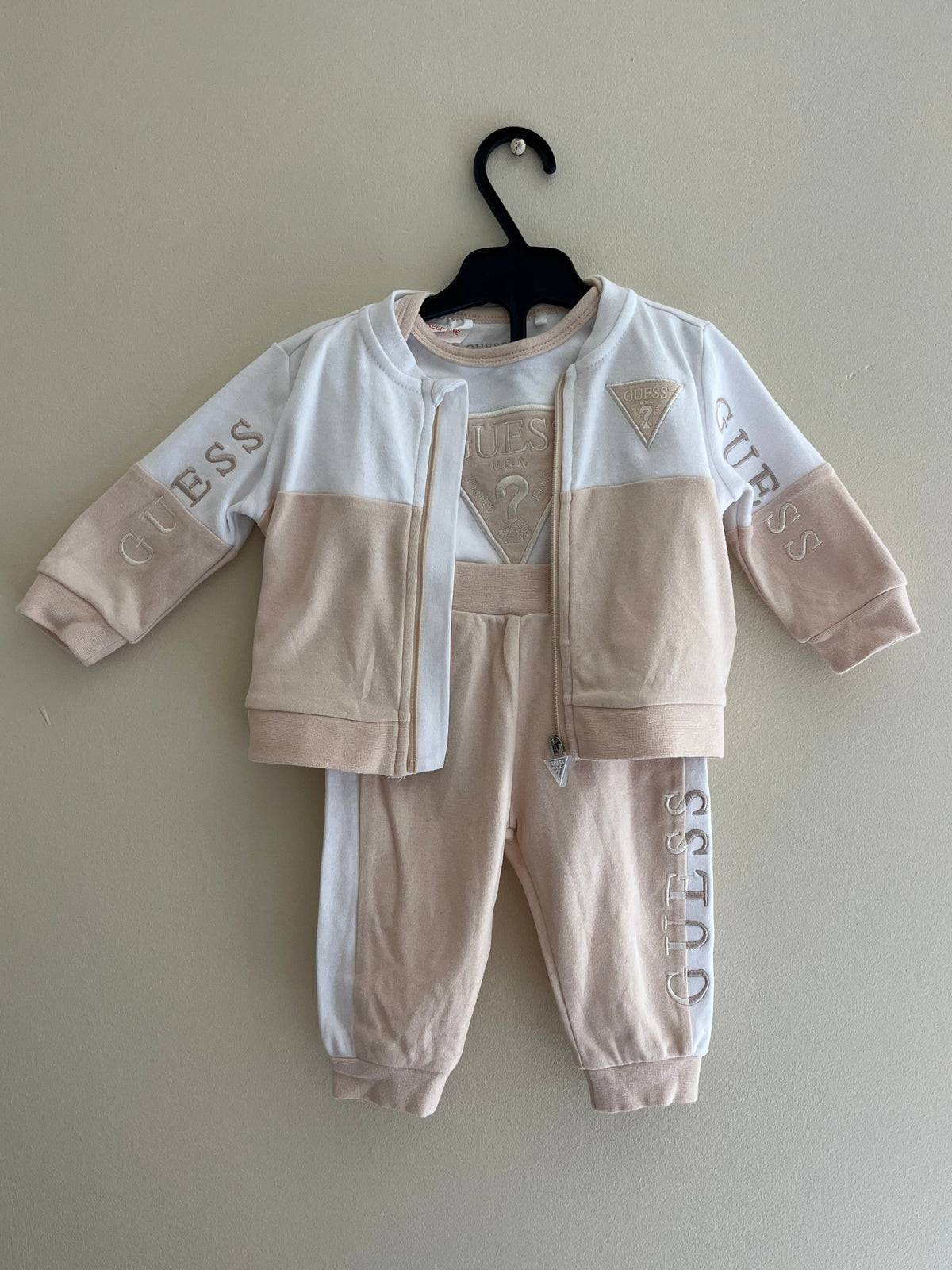 GUESS TRAININGSPAK SET ROMPER MET BROEK EN VEST